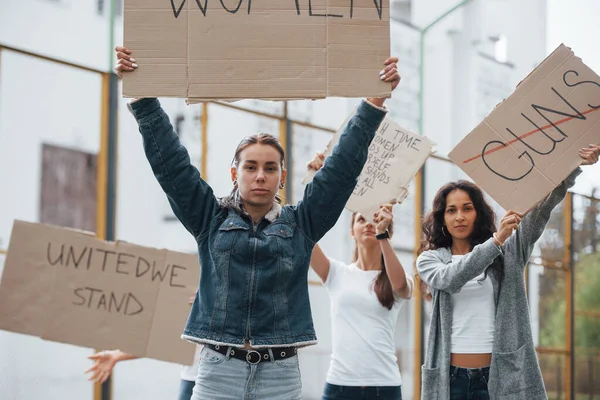 あなたの権利のために戦う フェミニスト女性グループは屋外で抗議しています — ストック写真