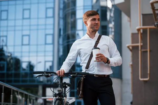 Concepção Ecologia Empresário Roupas Formais Com Bicicleta Preta Está Cidade — Fotografia de Stock