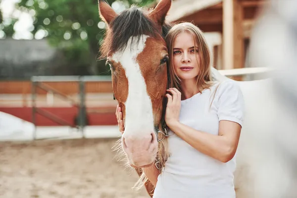 Retrato Mujer Feliz Pie Con Caballo Rancho Durante Día —  Fotos de Stock