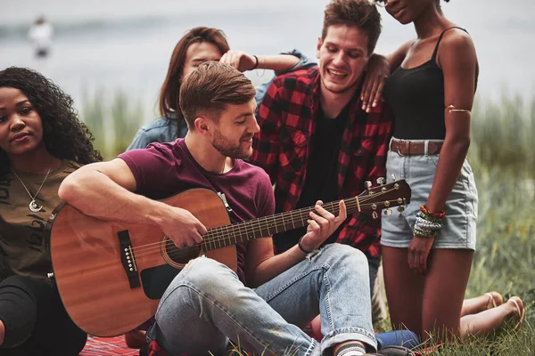 Гітарист Центрі Уваги Кожного Група Людей Має Пікнік Пляжі Друзі — стокове фото
