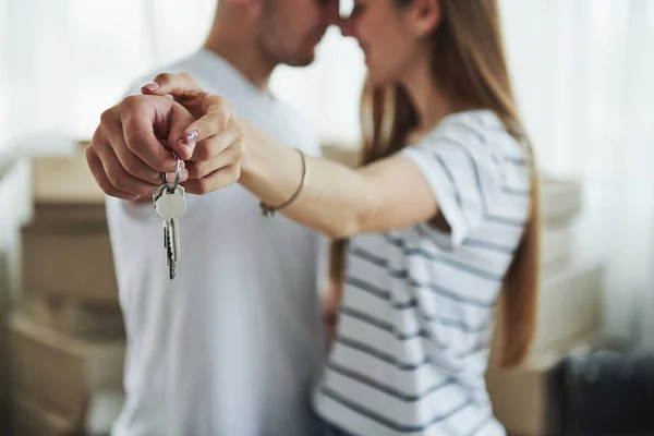 Técnica Enfoque Imagen Llaves Casa Alegre Pareja Joven Nuevo Apartamento —  Fotos de Stock