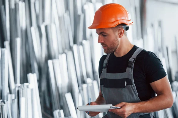 Räkna Och Kontrollera Objekt Lagret Industriarbetare Inomhus Fabriken Ung Tekniker — Stockfoto