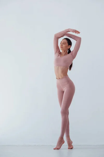 Ballet Conceptie Blanke Mooie Vrouw Doet Oefeningen Tegen Witte Achtergrond — Stockfoto