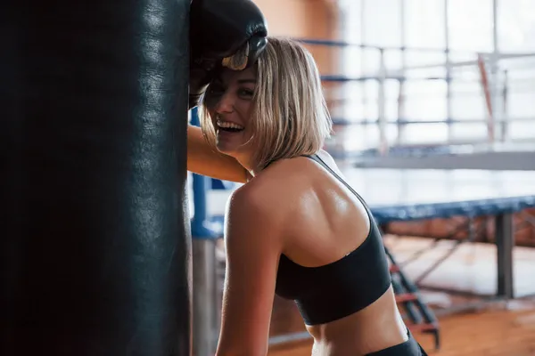 Güzel Kadın Antrenmandan Sonra Yoruldum Boks Antrenmanı Için Spor Salonunda — Stok fotoğraf