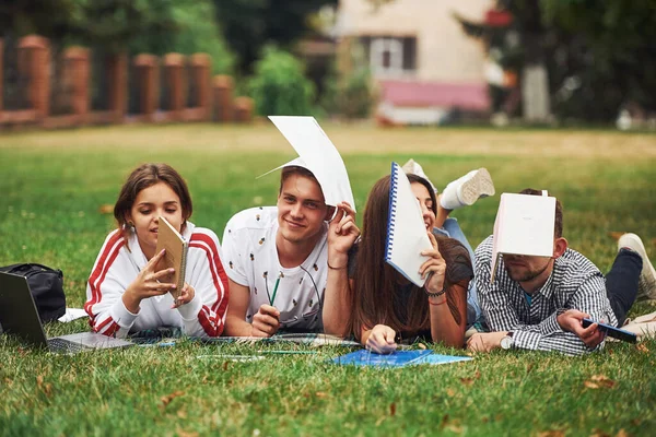 Annoiato Divertendosi Gruppo Giovani Studenti Abiti Casual Erba Verde Durante — Foto Stock
