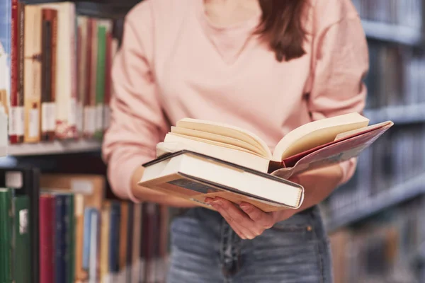 図書館で本を探している女の子 — ストック写真
