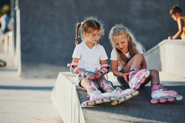 Having Rest Ramp Extreme Sports Two Little Girls Roller Skates — Stock Photo, Image