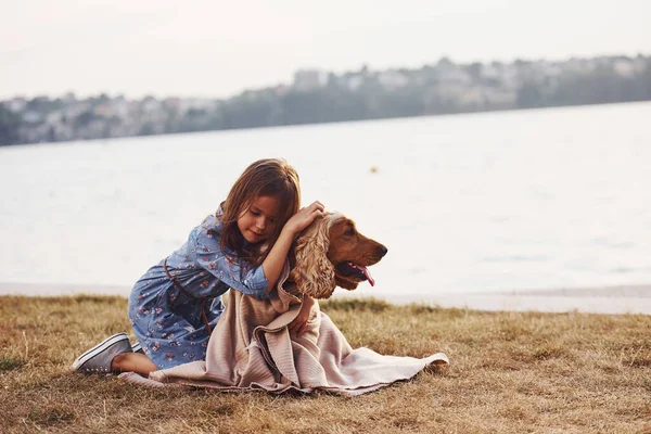 Använda Råg Söt Liten Flicka Promenad Med Sin Hund Utomhus — Stockfoto