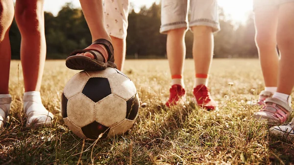Widok Cząstek Dzieci Które Stoją Polu Słoneczny Dzień Piłką Nożną — Zdjęcie stockowe
