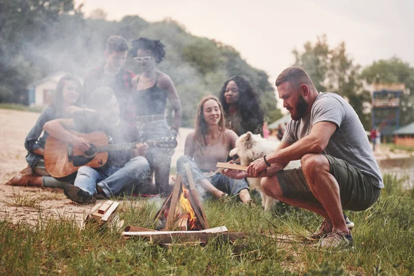 Dużo Dymu Grupa Ludzi Organizuje Piknik Plaży Przyjaciele Bawcie Się — Zdjęcie stockowe
