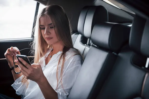 Leer Información Desde Smartphone Mujer Negocios Inteligente Sienta Asiento Trasero — Foto de Stock