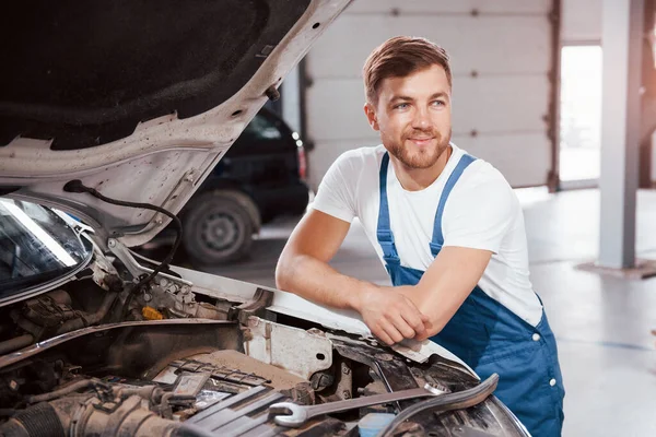 Hermosa Iluminación Empleado Uniforme Color Azul Trabaja Salón Automóviles — Foto de Stock