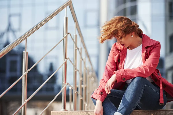 Merdivenlerde Oturuyor Sıcak Kırmızı Ceketli Yetişkin Güzel Kadın Hafta Sonları — Stok fotoğraf