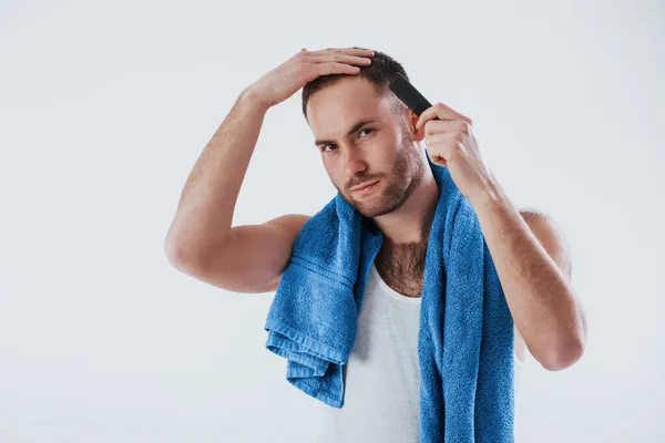 Stijlvol Kapsel Man Met Blauwe Handdoek Staat Tegen Witte Achtergrond — Stockfoto