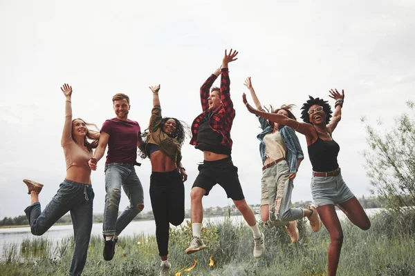 Lätta Sommarkläder Grupp Människor Har Picknick Stranden Vänner Kul Helgerna — Stockfoto