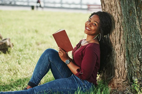 Smiling Camera Cheerful African American Woman Park Summertime — Stock Photo, Image