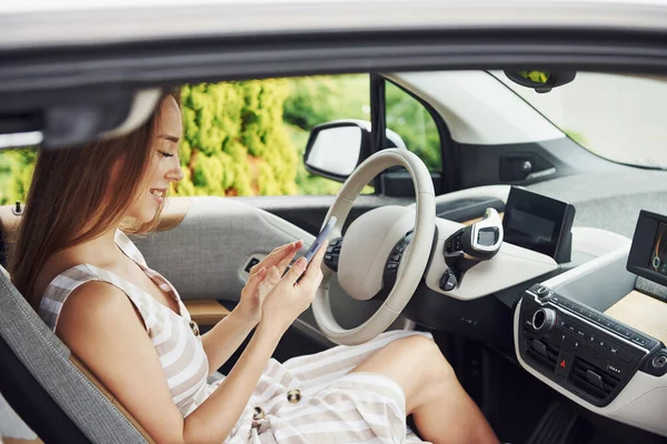 Med Smartphone Händerna Kvinnlig Förare Inne Modern Bil Testar Helt — Stockfoto