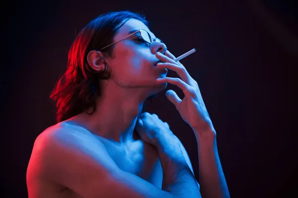 Куріння Допомагає Очистити Розум Цього Хлопця Студійний Знімок Темній Студії — стокове фото