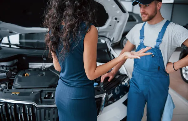 Quell Incidente Donna Nel Salone Auto Con Dipendente Uniforme Blu — Foto Stock