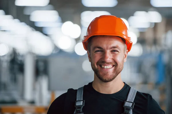 Funcionário Sorridente Feliz Retrato Trabalhador Industrial Dentro Casa Fábrica Jovem — Fotografia de Stock