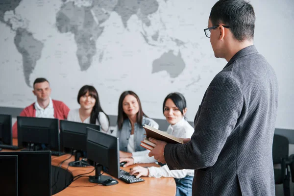 Hur Går Affärerna Grupp Människor Företagskonferens Modernt Klassrum Dagtid — Stockfoto