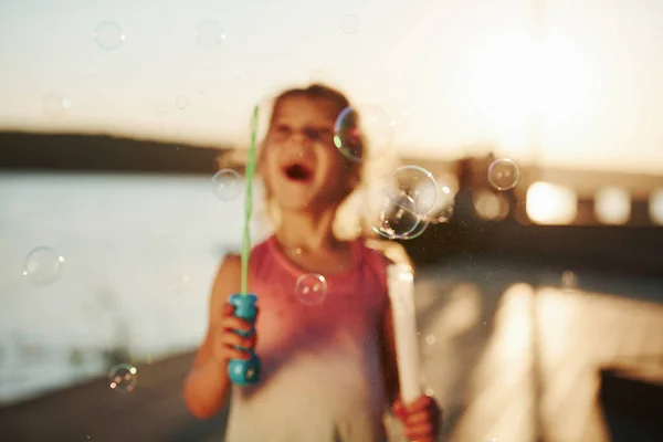 Καταπληκτικό Φως Ευτυχισμένο Κοριτσάκι Παίζει Φυσαλίδες Κοντά Στη Λίμνη Στο — Φωτογραφία Αρχείου