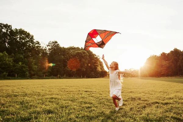 Una Sola Persona Chica Feliz Ropa Blanca Divertirse Con Cometa —  Fotos de Stock