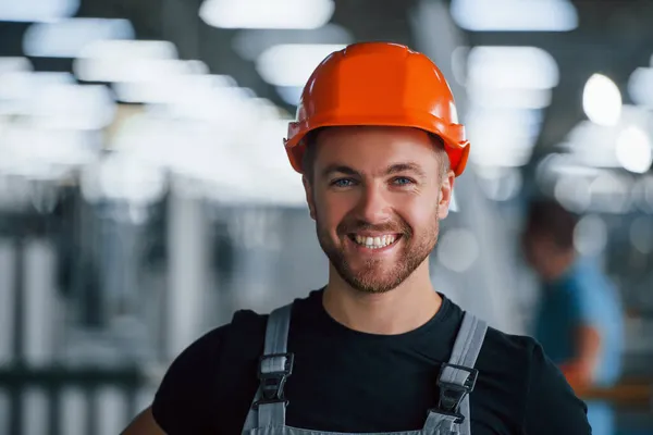 Funcionário Sorridente Feliz Retrato Trabalhador Industrial Dentro Casa Fábrica Jovem — Fotografia de Stock