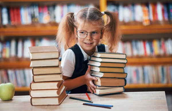 Jolie Petite Fille Avec Des Nattes Est Dans Bibliothèque Apple — Photo