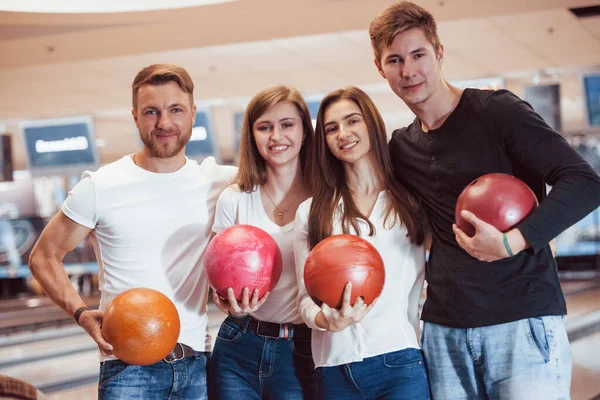 En iyi arkadaşlar. Genç ve neşeli insanlar hafta sonları bowling kulübünde eğlenirler..