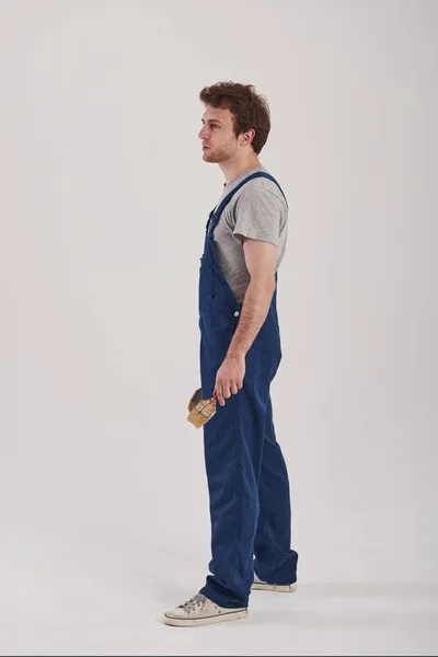 Seitenansicht Mann Blauer Uniform Steht Vor Weißem Hintergrund Atelier — Stockfoto