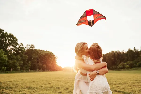 Relax Insieme Madre Figlia Divertono Con Aquilone Sul Campo Bella — Foto Stock