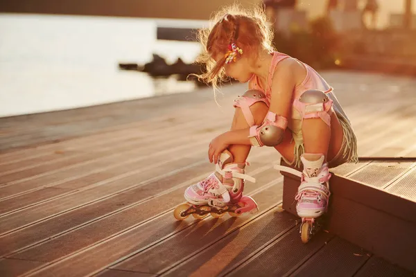 Glückliches Süßes Kind Mit Ihren Rollschuhen Unglaubliches Sonnenlicht — Stockfoto