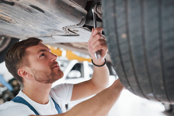 Это прокатит хорошо. Работник в синей униформе работает в автомобильном салоне.