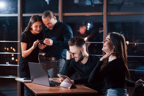 Ruhen Und Lachen Team Junger Geschäftsleute Arbeitet Nachts Büro Ihrem — Stockfoto