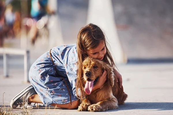 Omfamna Husdjur Söt Liten Flicka Promenad Med Sin Hund Utomhus — Stockfoto