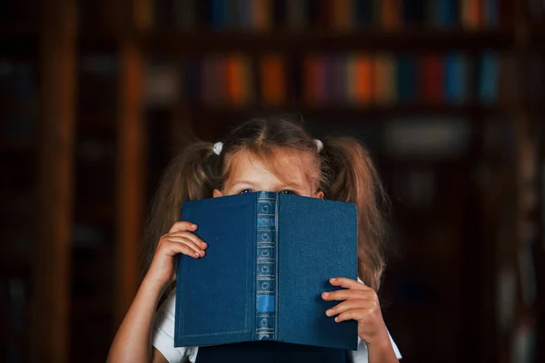 Amuse Jolie Petite Fille Tient Dans Bibliothèque Pleine Livres Conception — Photo