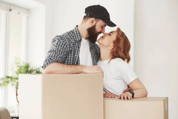 Geef Een Kus Gelukkig Stel Samen Hun Nieuwe Huis Beweging — Stockfoto
