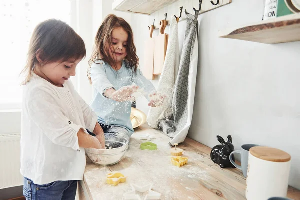 Zabawne Dzieciaki Przygotowują Ciasto Przedszkolaki Uczą Się Gotować Mąką Białej — Zdjęcie stockowe