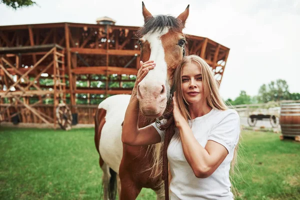 Campo Verano Mujer Feliz Con Caballo Rancho Durante Día —  Fotos de Stock