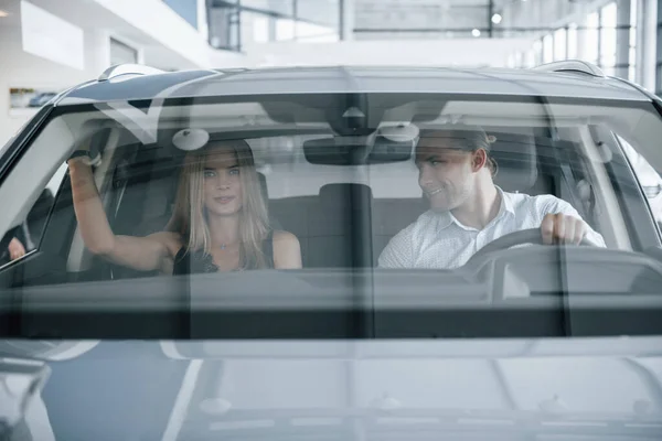 Odbicie Szkle Pozytywny Menedżer Pokazujący Cechy Nowego Samochodu Kobietom — Zdjęcie stockowe