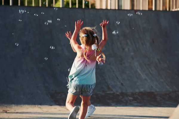 Jól Érzem Magam Buborékokkal Szabadidős Tevékenységek Két Kislány Szórakozik Parkban — Stock Fotó