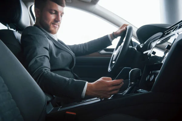 Ylellinen Sisustus Moderni Liikemies Kokeilee Uutta Autoaan Kampaamossa — kuvapankkivalokuva