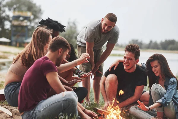 Ciepła Burza Atmosfera Między Młodzieżą Grupa Ludzi Organizuje Piknik Plaży — Zdjęcie stockowe