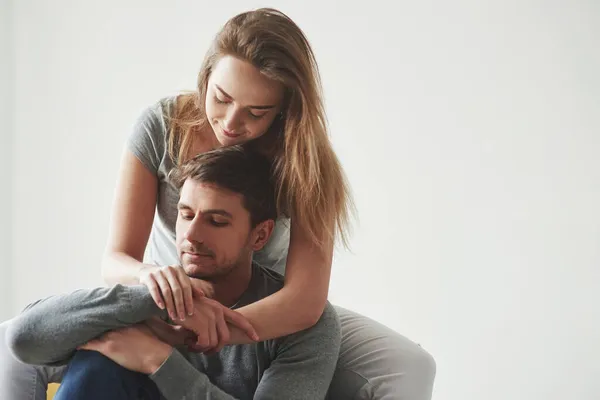 Alegre Humor Pareja Feliz Relajándose Sofá Amarillo Sala Estar Nueva —  Fotos de Stock