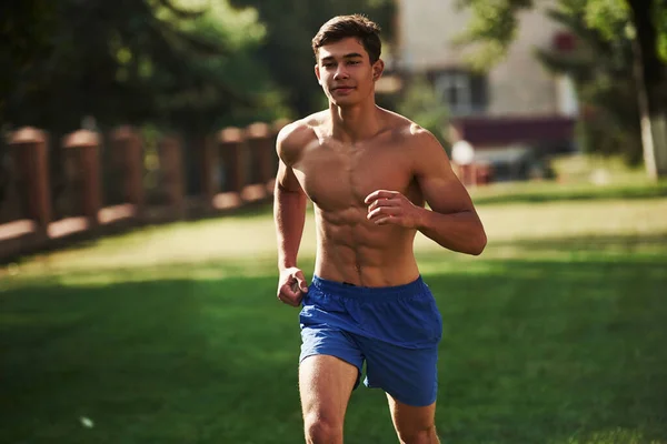 Going Forward Muscular Shirtless Man Have Fitness Day Running Park — Stock Photo, Image