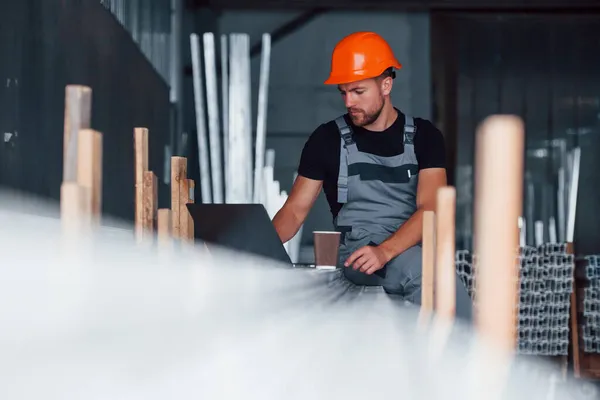 Mit Silberfarbenem Laptop Industriearbeiter Einer Fabrik Junger Techniker Mit Orangefarbenem — Stockfoto