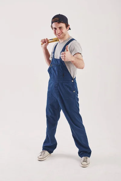 Bienvenida Hombre Uniforme Azul Levanta Contra Fondo Blanco Estudio —  Fotos de Stock