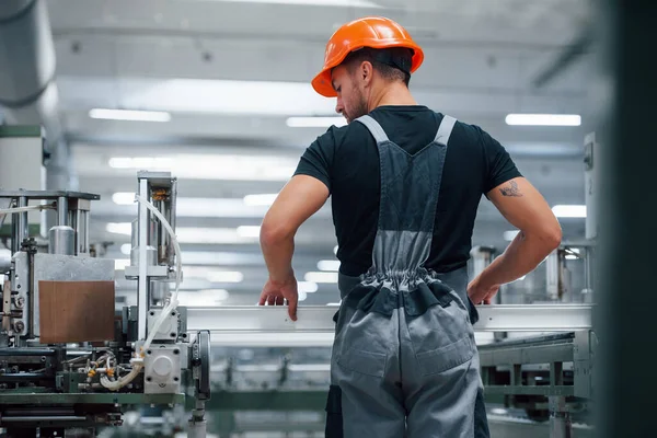Pencereyi Alıyorum Fabrikada Sanayi Işçisi Turuncu Şapkalı Genç Teknisyen — Stok fotoğraf