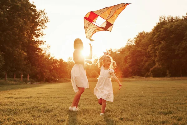 Short Grass Mother Daughter Have Fun Kite Field Beautiful Nature — Stock Photo, Image